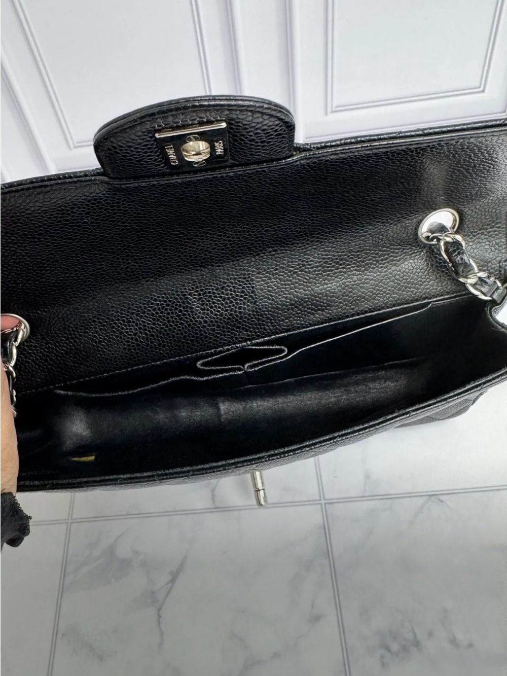 Chanel East West Flap in Caviar leather with dust bag. - Picture 4 of 7